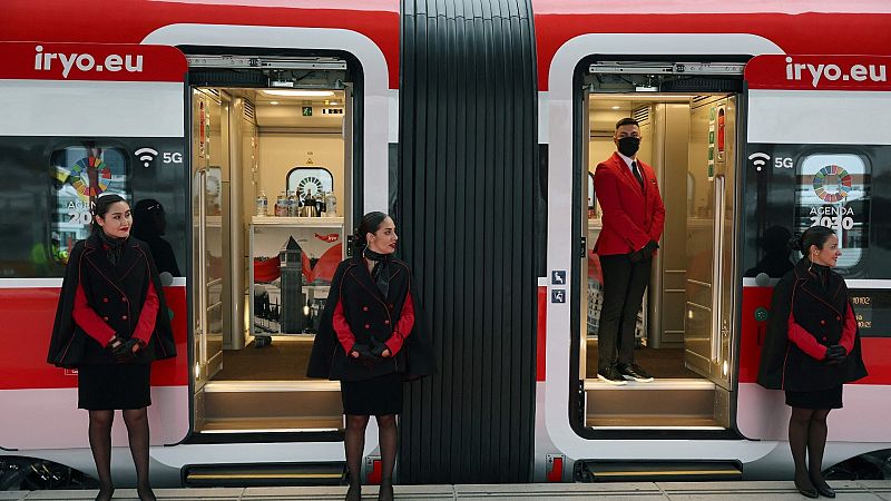 Las azafatas esperan a los viajeros del tren Iryo