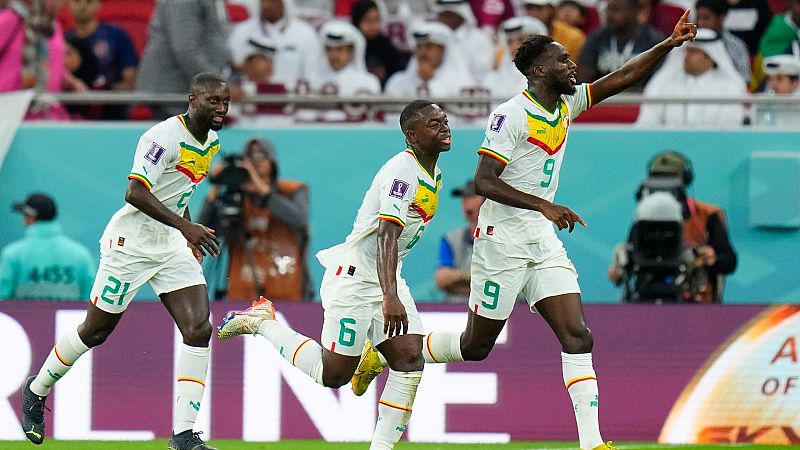 Catar - Senegal: Los jugadores de Senegal celebran el gol de Dia