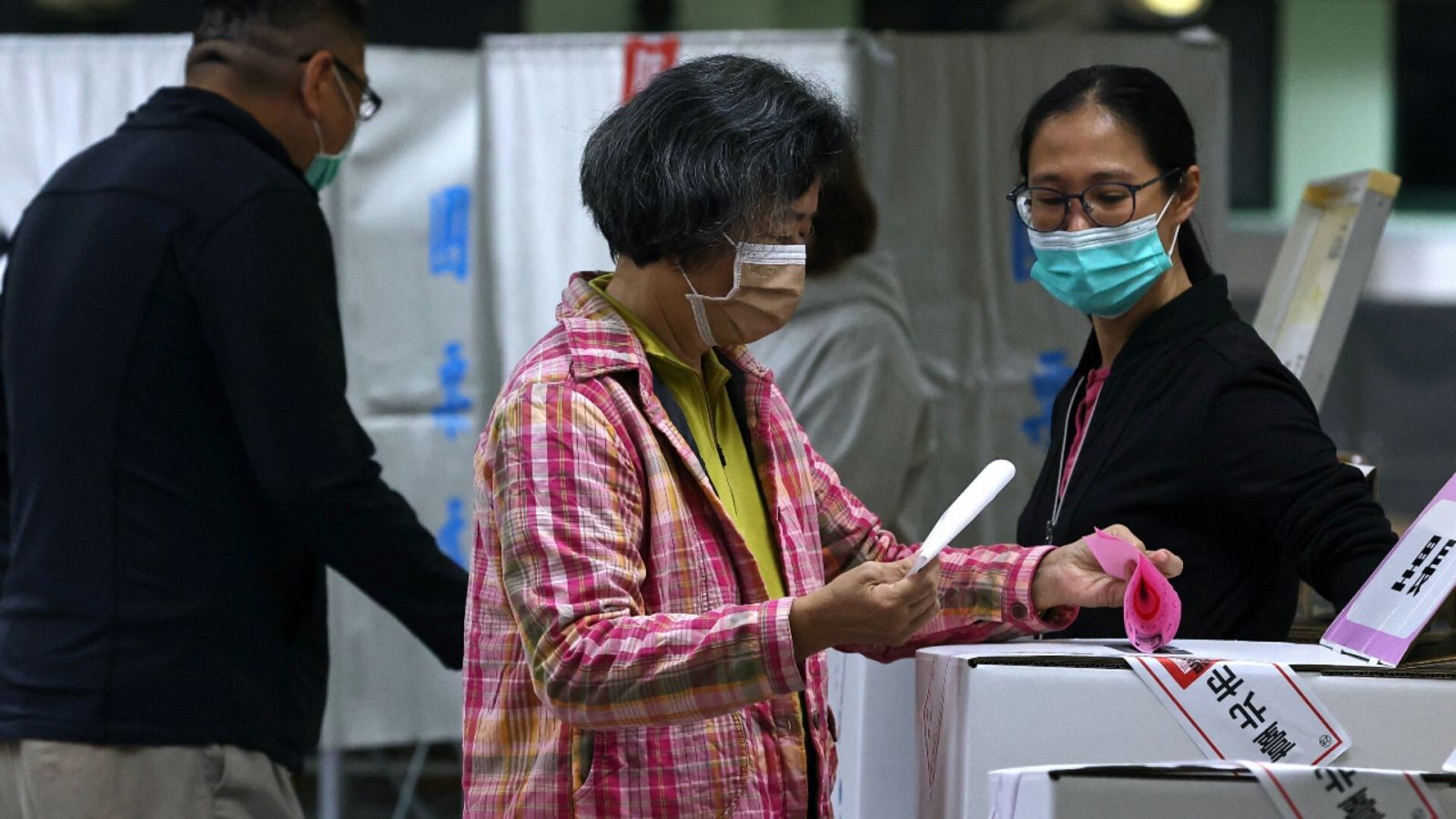 Una mujer votando en un colegio electoral de Taipéi, Taiwán.