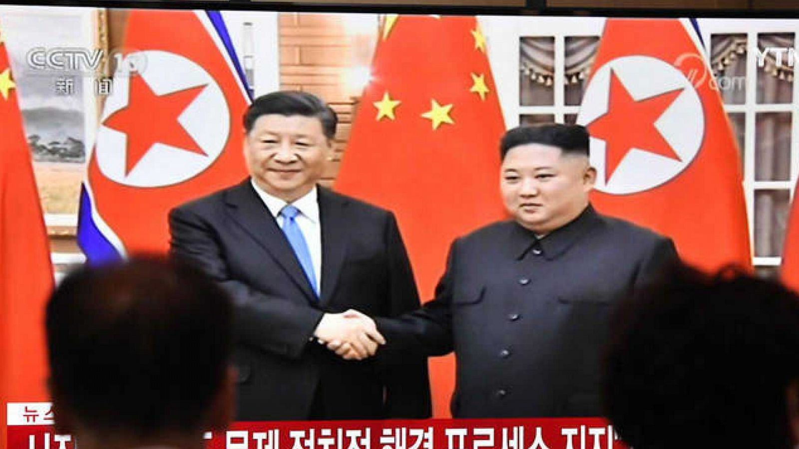 Una imagen de archivo de un encuentro entre el presidente de China, Xi Jinping (i), y el líder de Corea del Norte, Kim Jong-un.