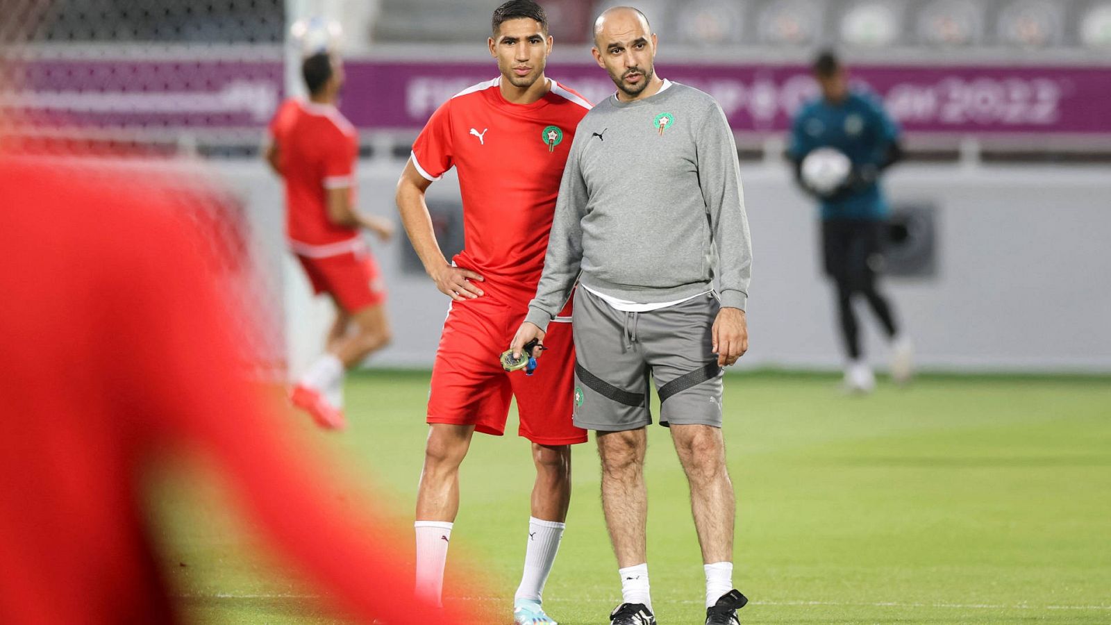 Achraf Hakimi (i) y el seleccionador de Marruecos, Walid Regragui