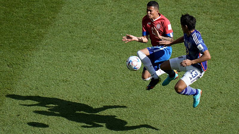 Mundial Qatar | Japón - Costa Rica, en directo: Gerson Torres (i) y Hidemasa Morita saltan para disputar un balón