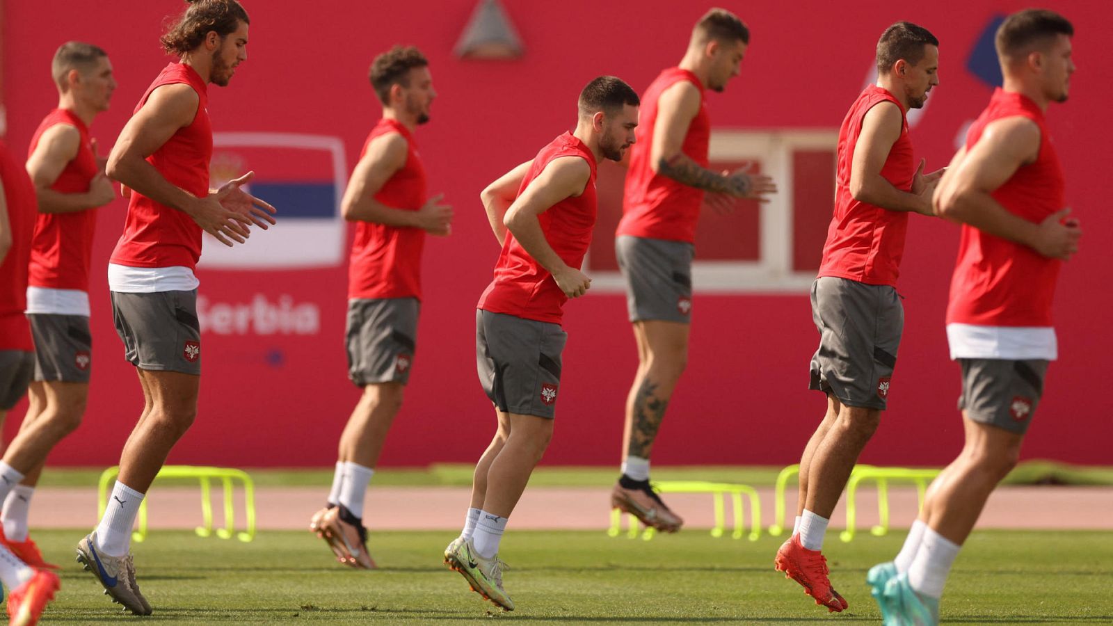 Alineaciones Camerún - Serbia: La selección de Serbia entrena en Qatar 2022