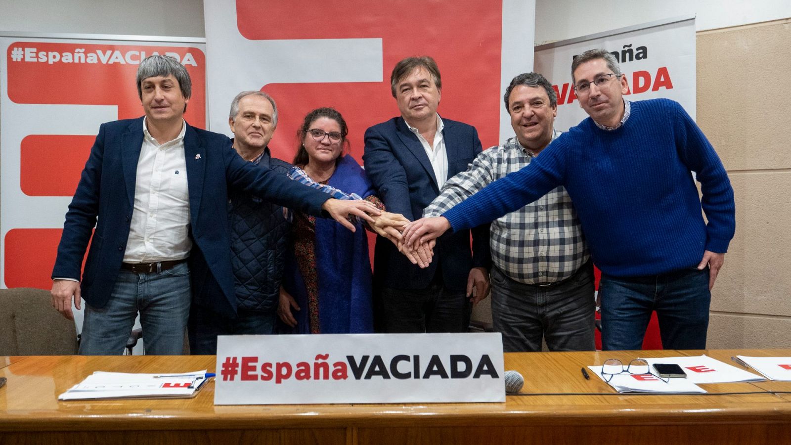 Los representantes de la Federación de Partidos de la España Vaciada se dan la mano en el congreso fundacional