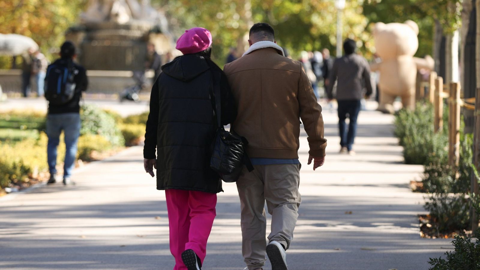 Una pareja pasea por el Parque del Retiro en Madrid