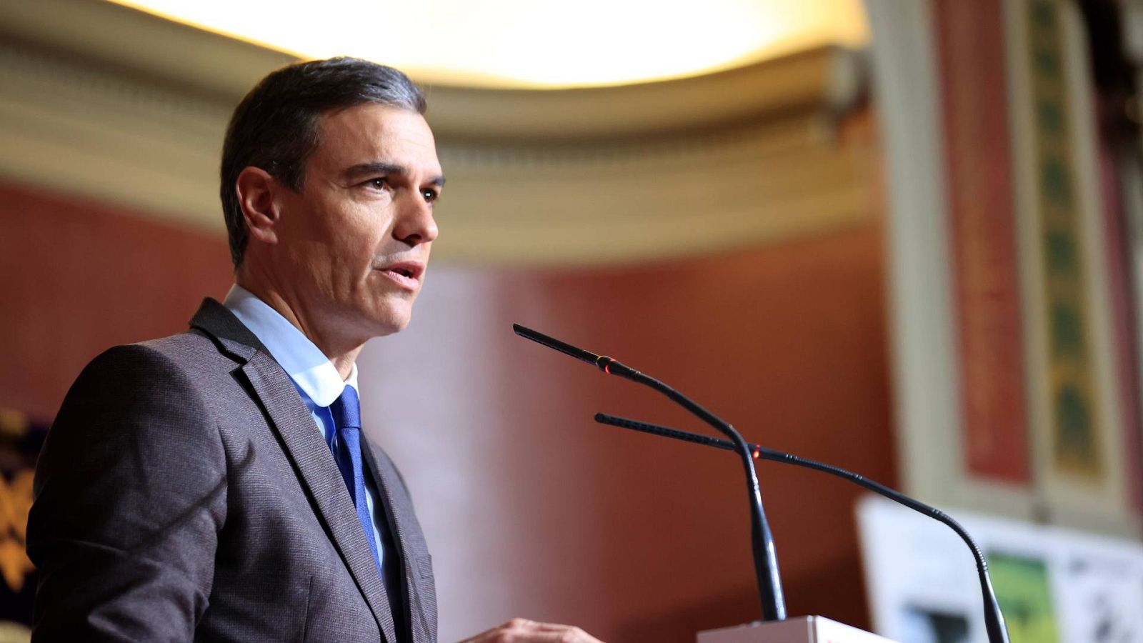 El presidente del Gobierno, Pedro Sánchez, durante el homenaje del PSOE a la escritora Almudena Grandes, fallecida hace un año, este lunes en el Ateneo de Madrid.