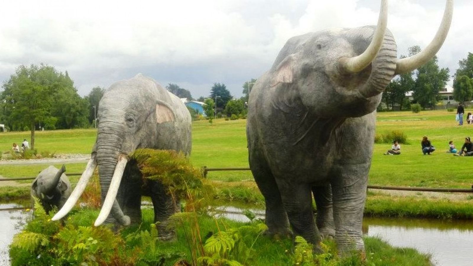 Representación de una manada de gonfoterios en el Parque Pleistocénico de Osorno.