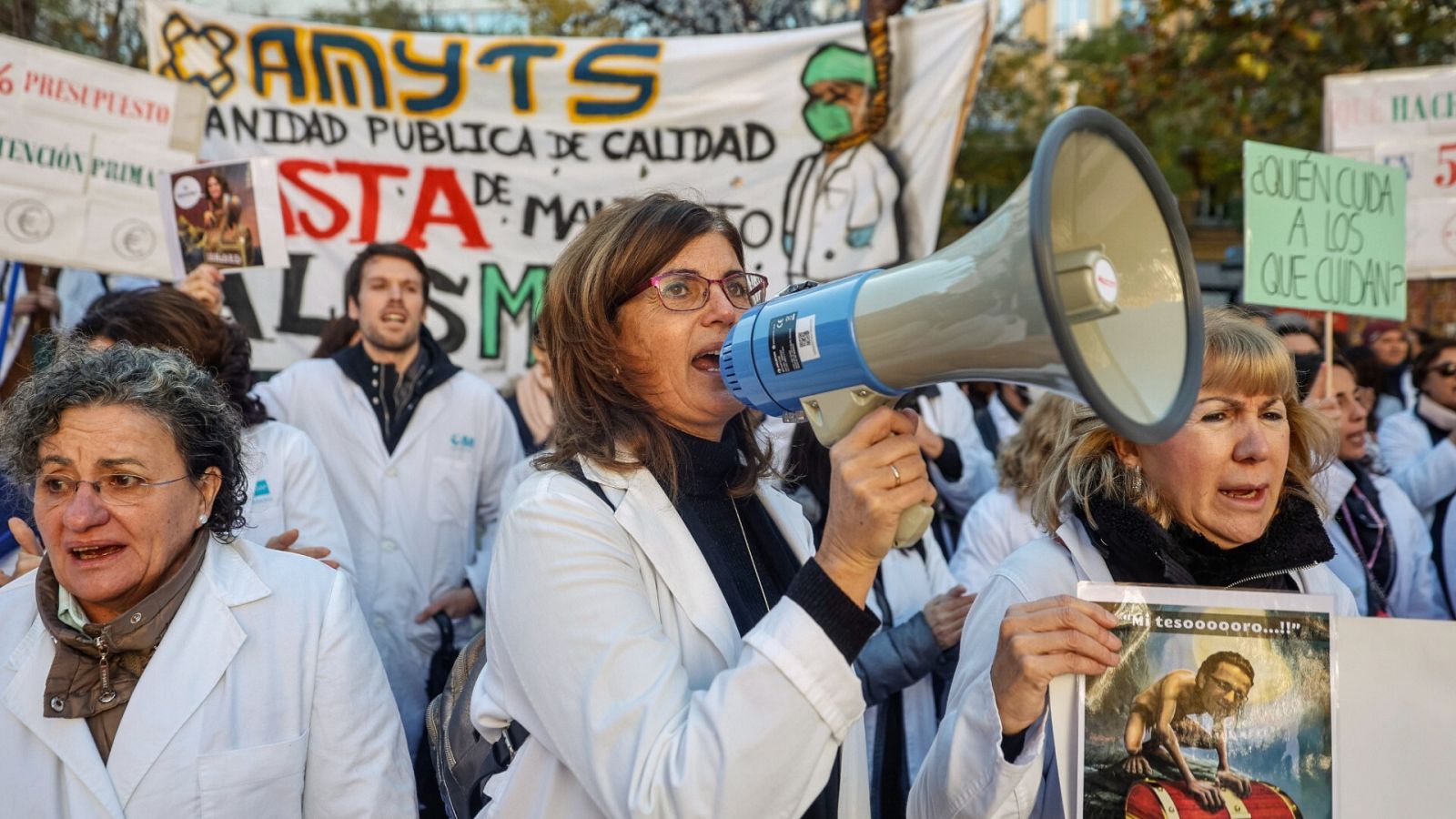 Médicas de familia durante la protesta este lunes, cuando se inicia la segunda semana de huelga