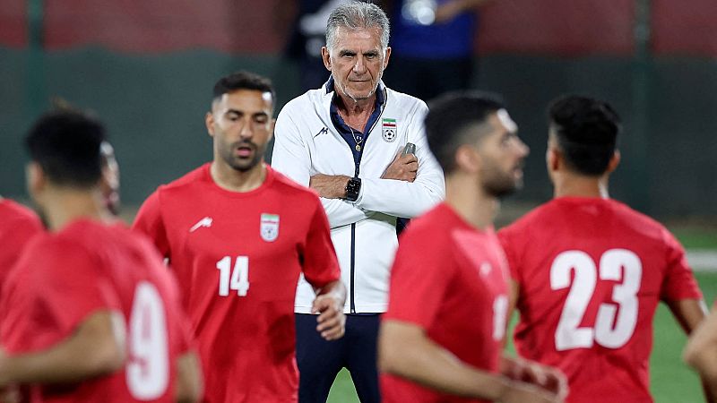 Alineaciones Irán - EEUU y Gales Inglaterra: Queiroz (centro) dirige el entrenamiento de Irán