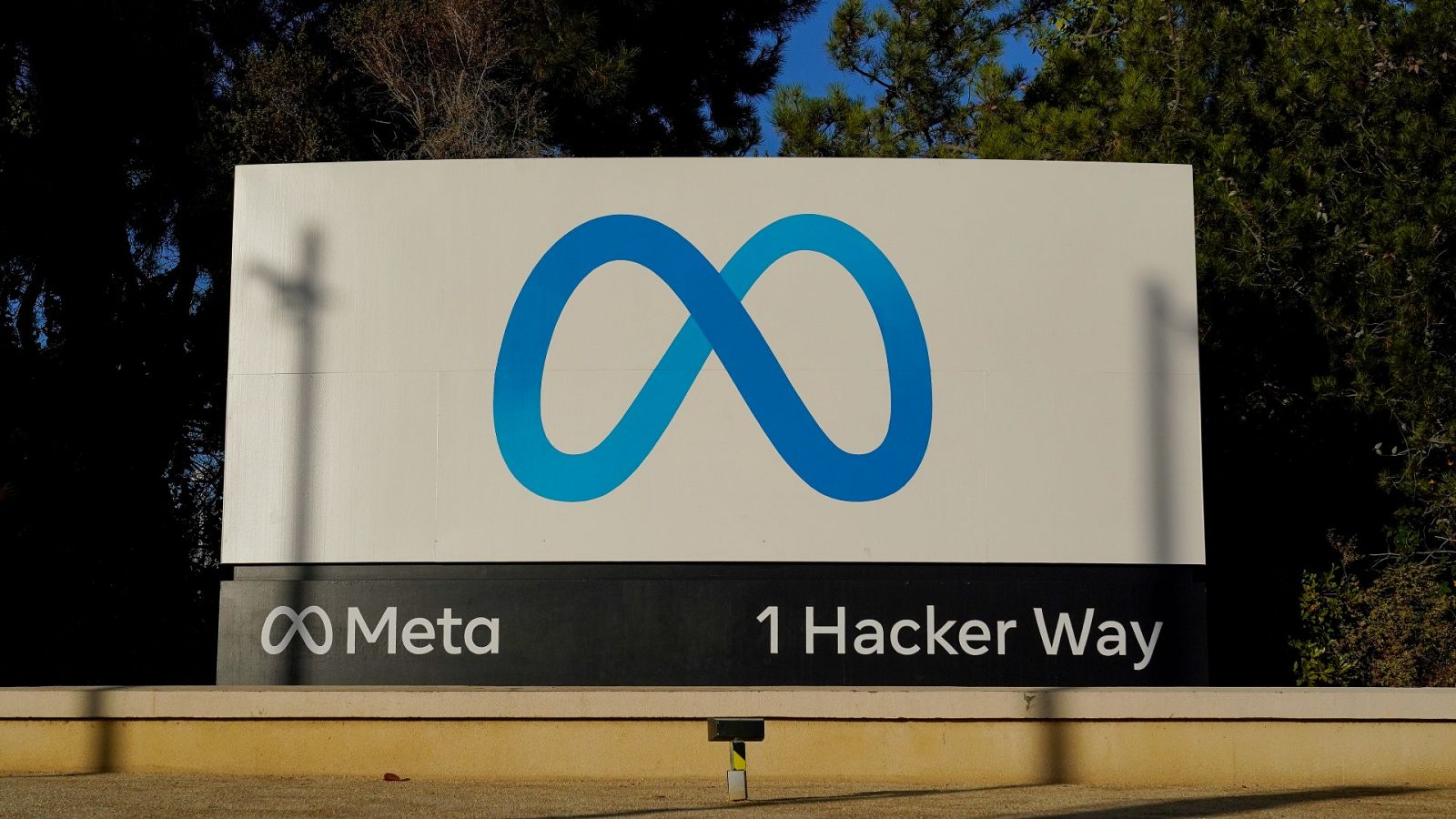 El logotipo de Meta en un cartel en la sede de la empresa en California