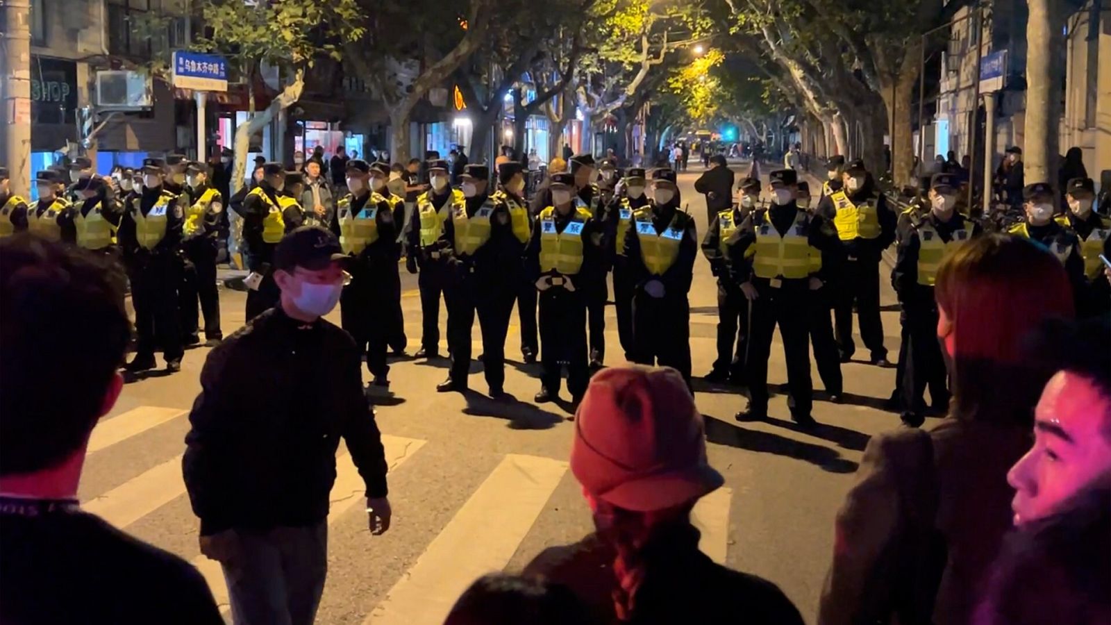 La policía china bloquea el acceso al lugar donde se habían reunido manifestantes en Shangái