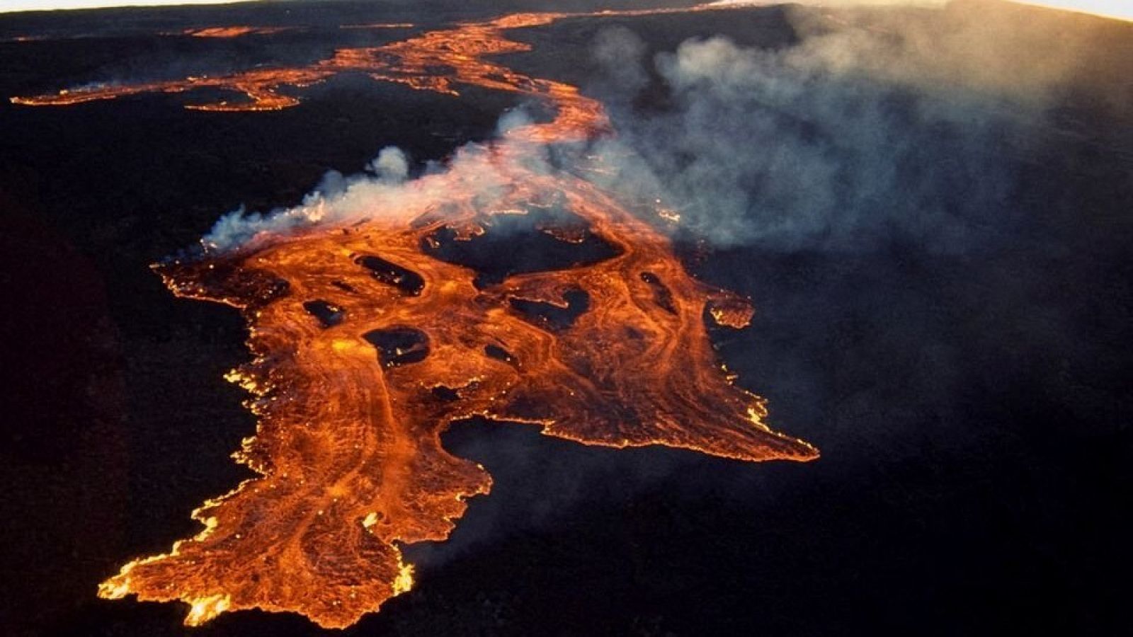 Imagen aérea muestra la lava en la caldera de la cumbre del Mauna Loa, en Hawái