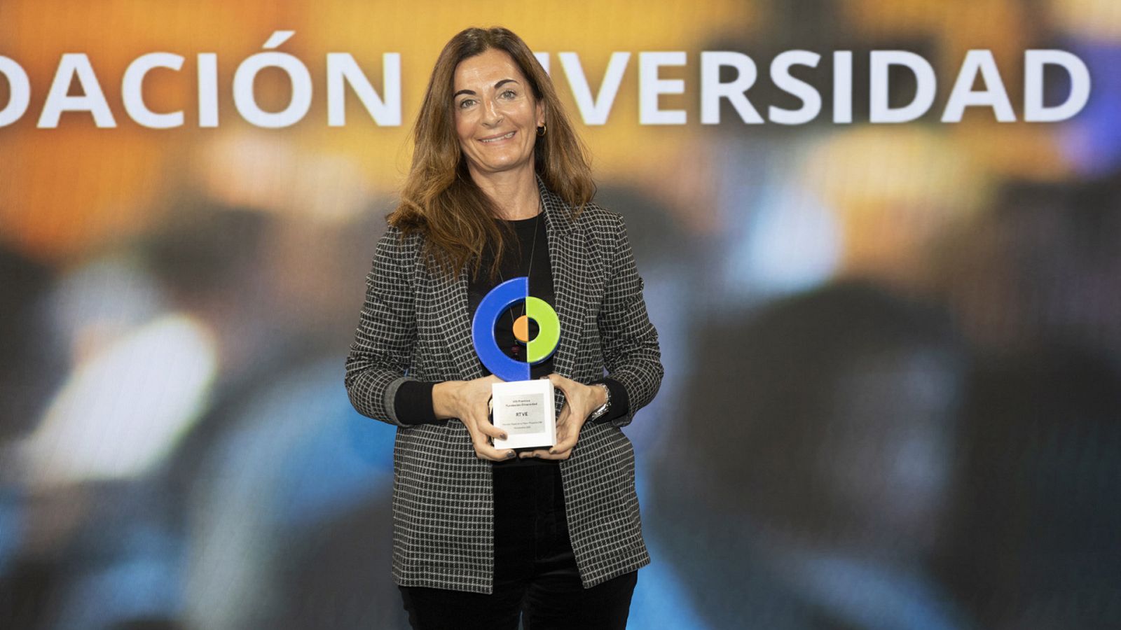 Marta Torralvo, directora corporativa de RTVE, recogiendo el premio