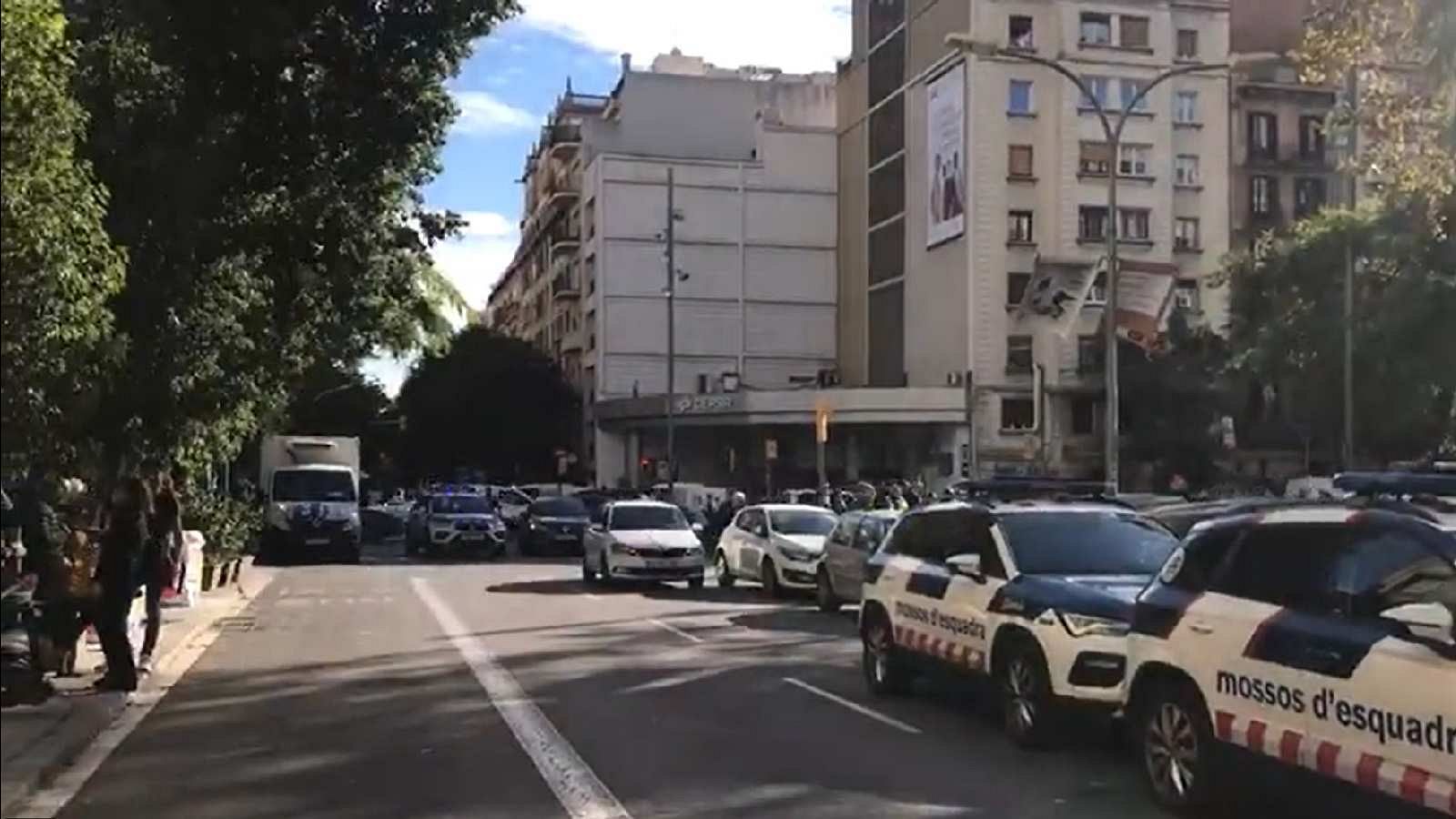 Desplegament policial al carrer Casanova per la troballa d'un tors humà als contenidors