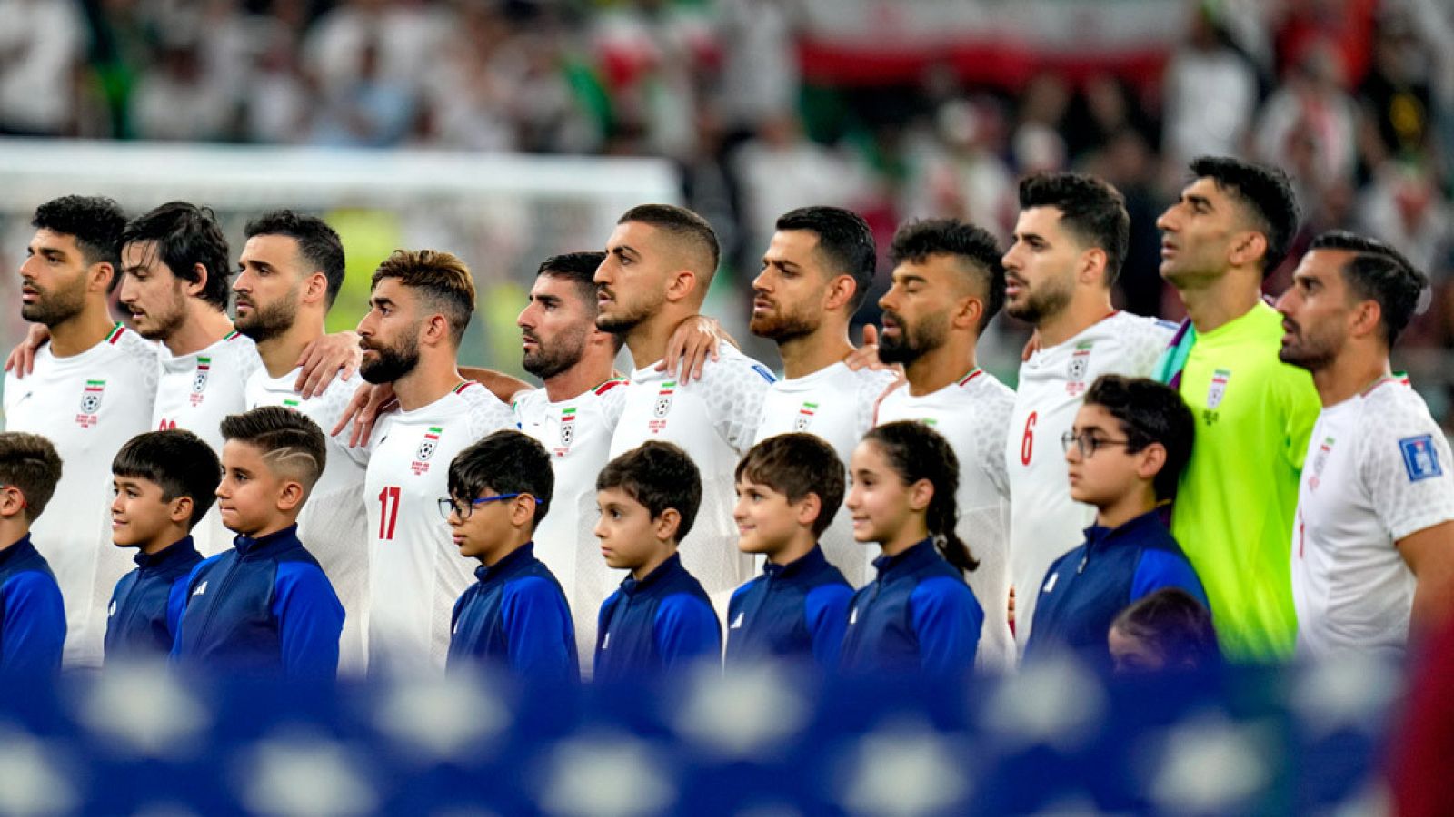 Los jugadores de Irán cantan el himno ante Estados Unidos.