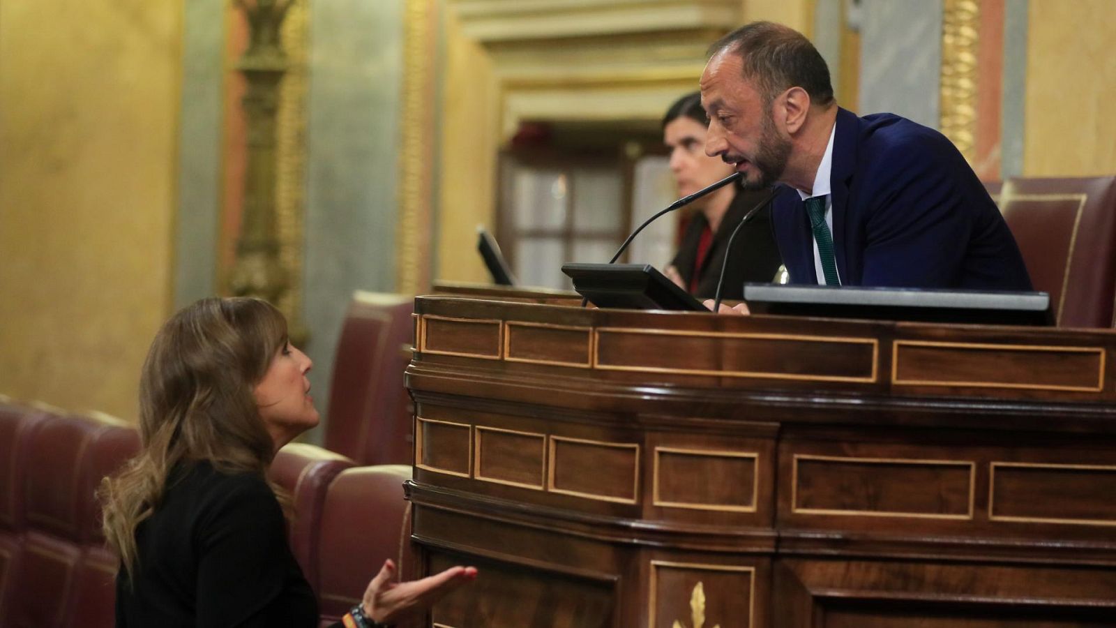 El vicepresidente primero del Congreso, Alfonso Rodríguez Gómez de Celis (d), conversa con la diputada de VOX, Patricia Rueda