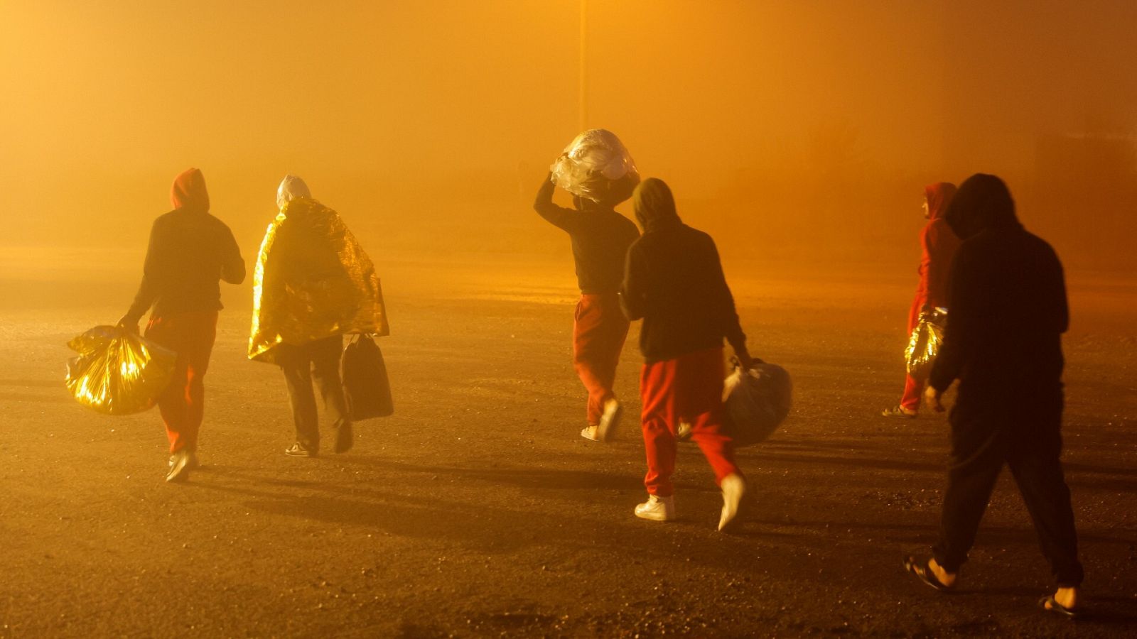 Varios migrantes abandonan una embarcación de protección marítima francesa 