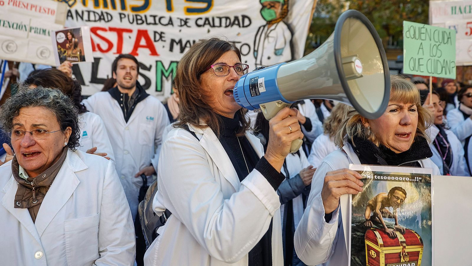 Médicos se manifiestan por la sanidad