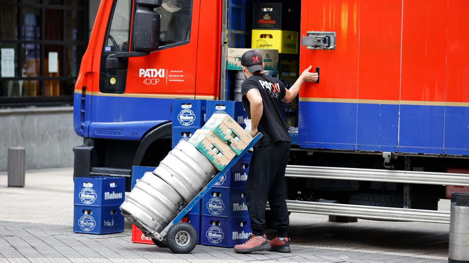 Un transportista carga mercancía en un camión