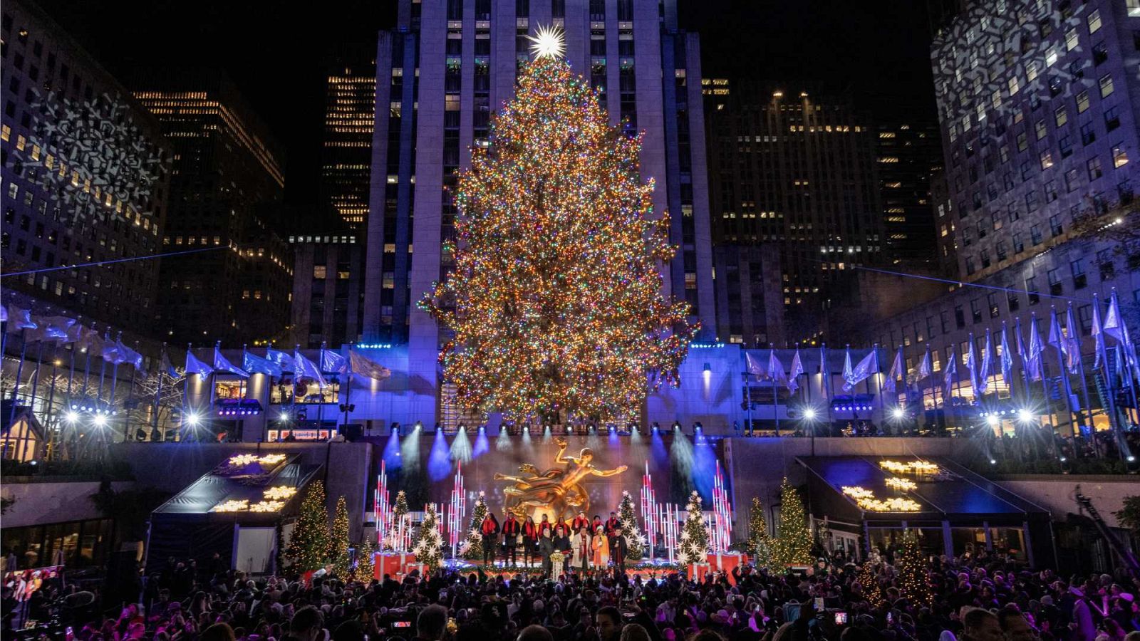 El árbol de Navidad se enciende en el Rockefeller Center, en el barrio neoyorquino de Manhattan. 