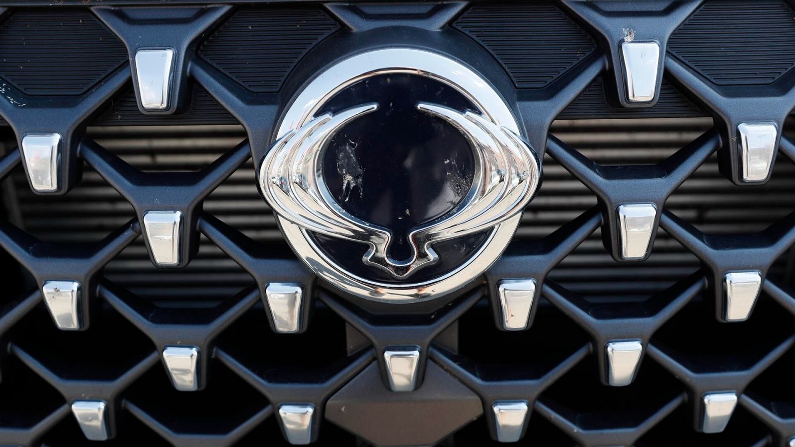 Logo de un coche SsangYong en un concesionario en Madrid