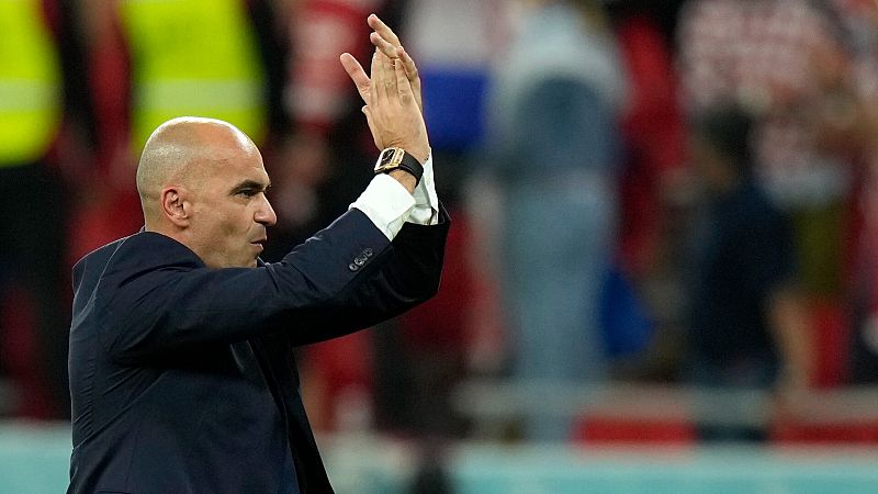 Roberto Martínez aplaude a la grada tras la eliminación de Bélgica del Mundial de Qatar 2022