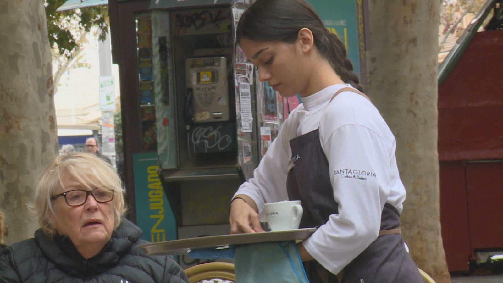 Una treballadora fent feina a un bar de Palma