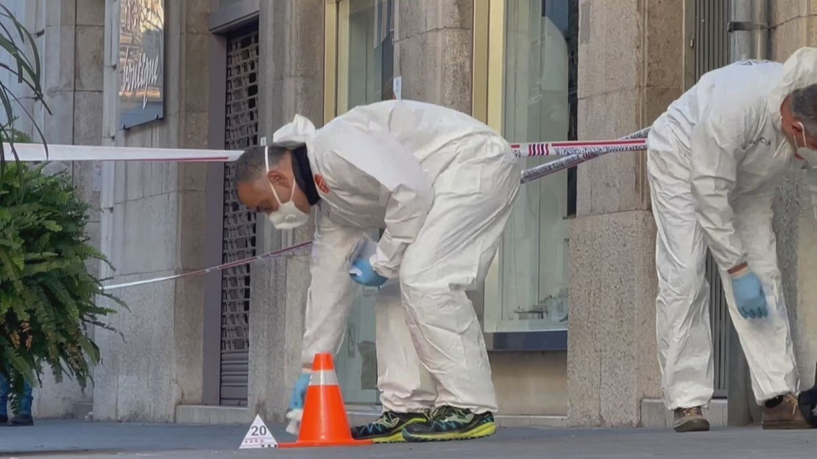 La policia científica recull mostres de la zona del crim