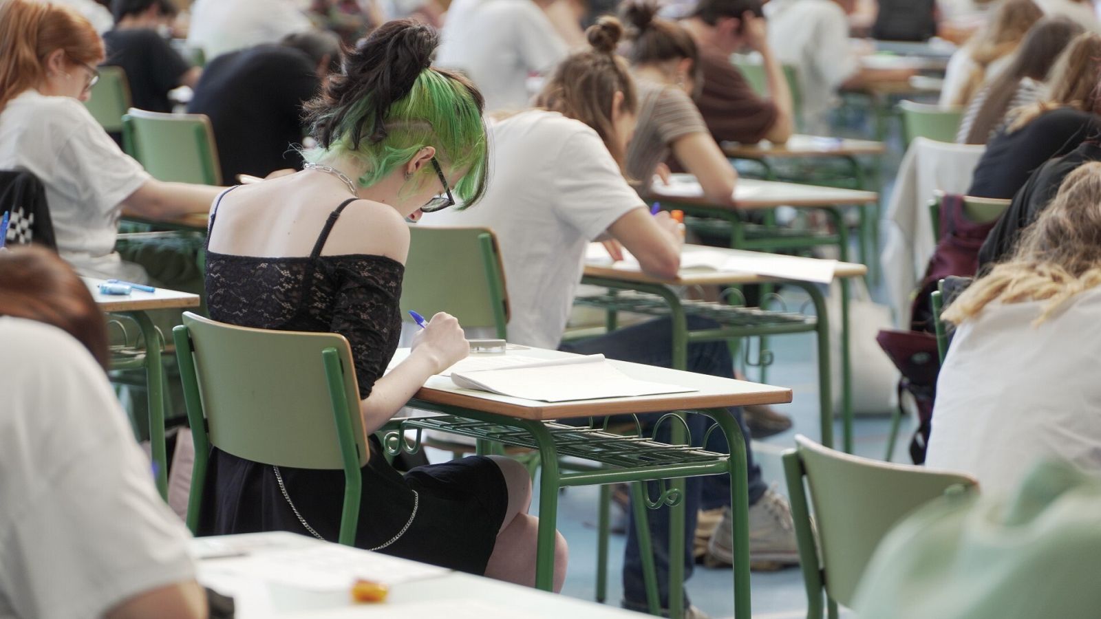 Estudiantes realizan uno de los exámenes de la EBAU del curso académico 2021-2022, en el polideportivo de la UR, a 1 de junio de 2022, en Logroño, La Rioja (España).