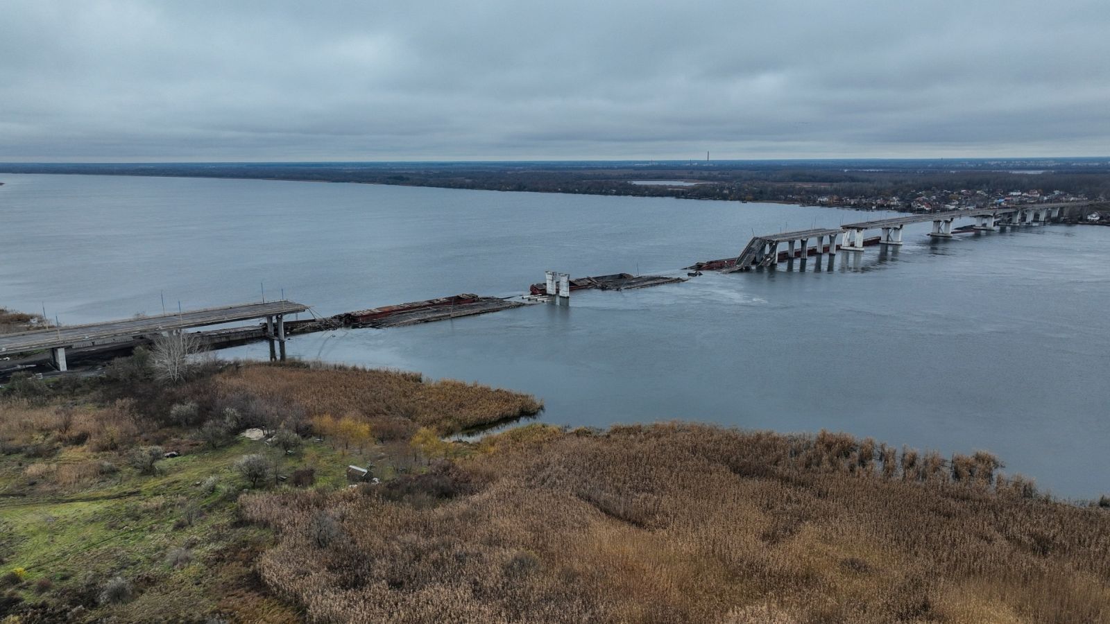 Restos del puente Antonivsky Bridge en el río Dnipro, Jersón