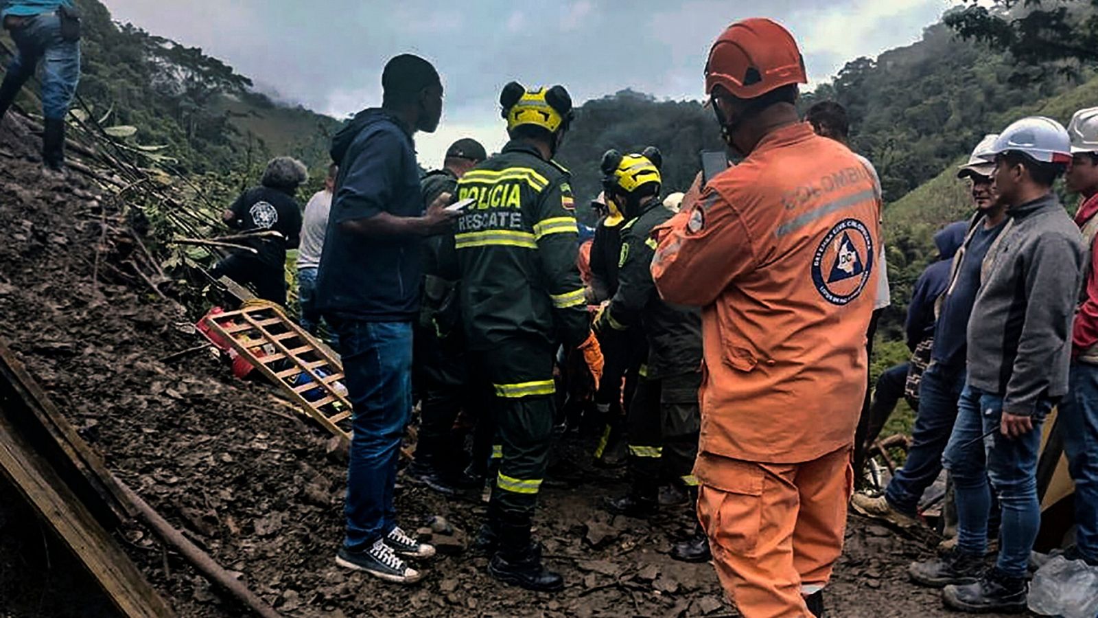 Equipos de rescate trabajando en la búsqueda de personas tras el deslizamiento de tierra en el municipio colombiano de Pueblo Rico.