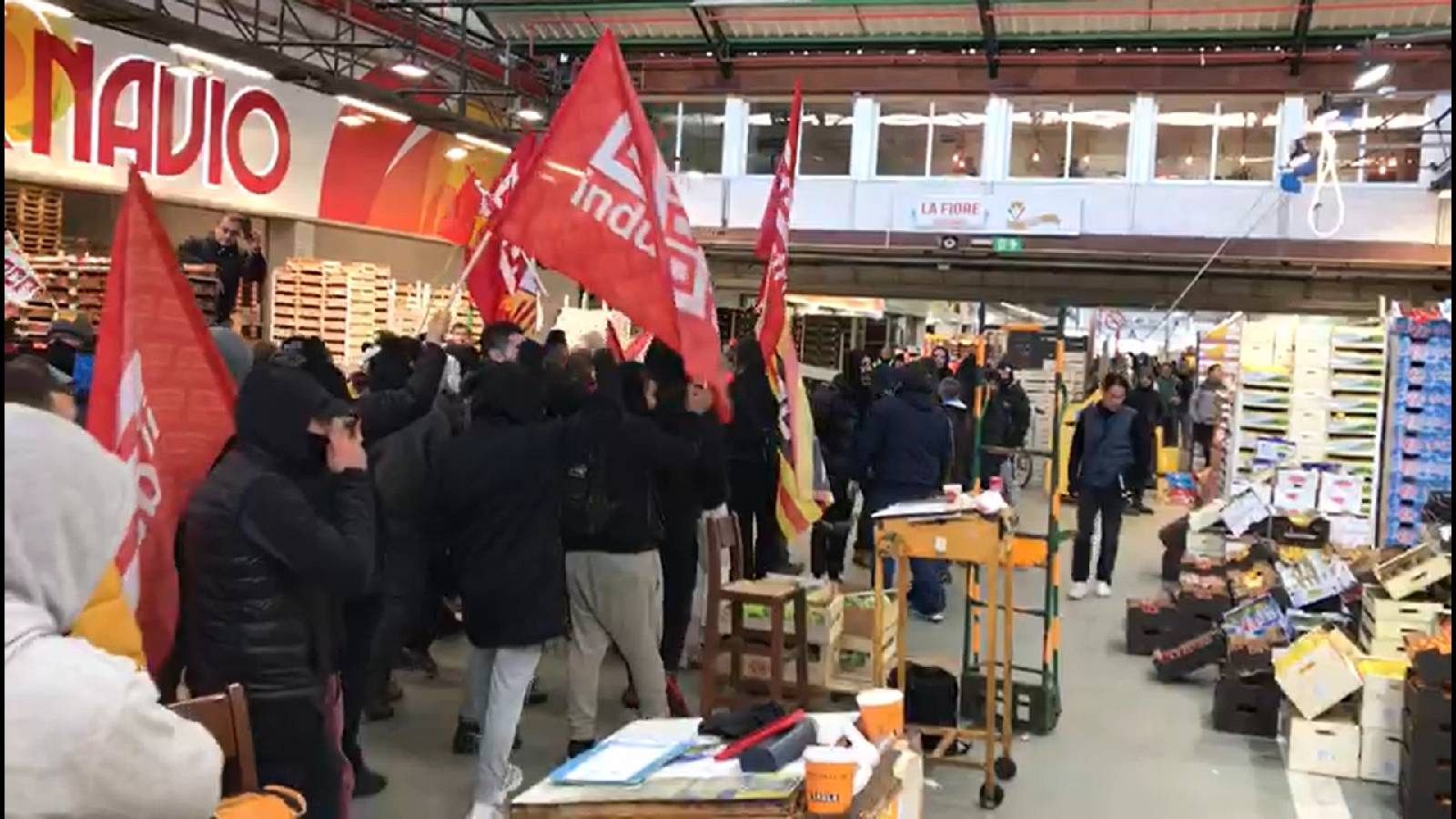 Els manifestants han tallat els tres accessos de Mercabarna durant més d'una hora