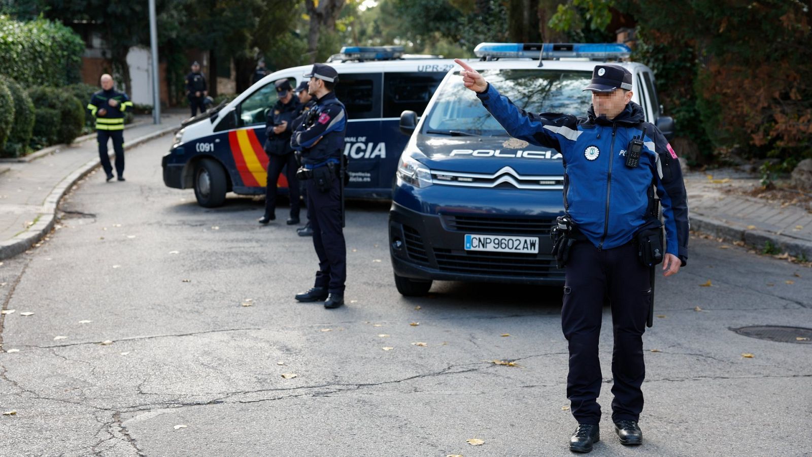 Miembros de la Policía Nacional en las proximidades de la Embajada de Ucrania el pasado miércoles