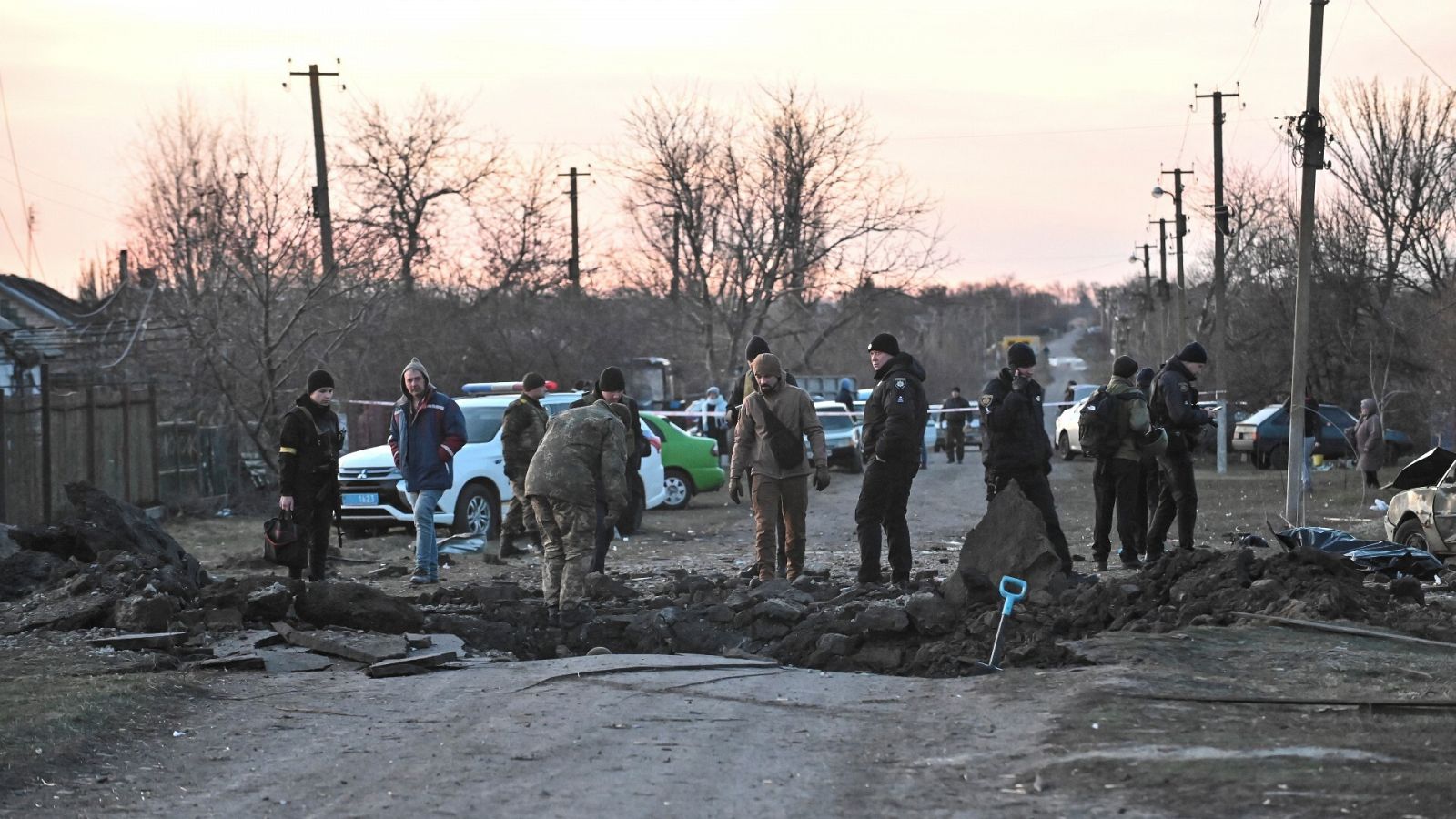 Cráter en el lugar del ataque con misiles rusos en Zaporiyia