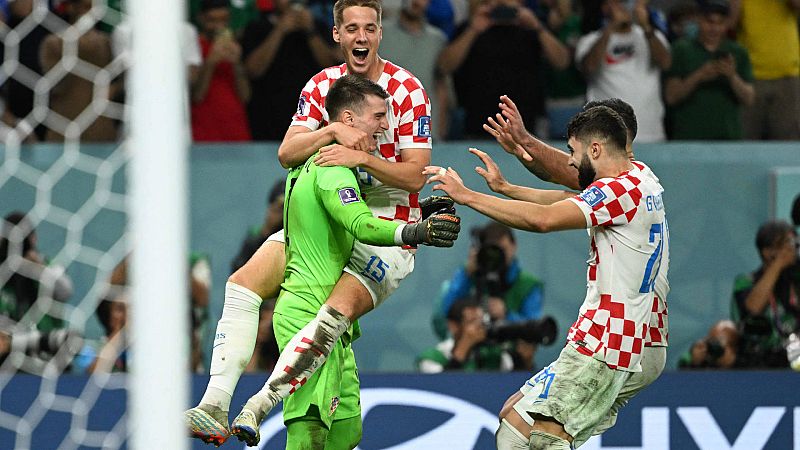 Livakovic, felicitado por sus compañeros tras ganar Croacia a Japón en los penaltis