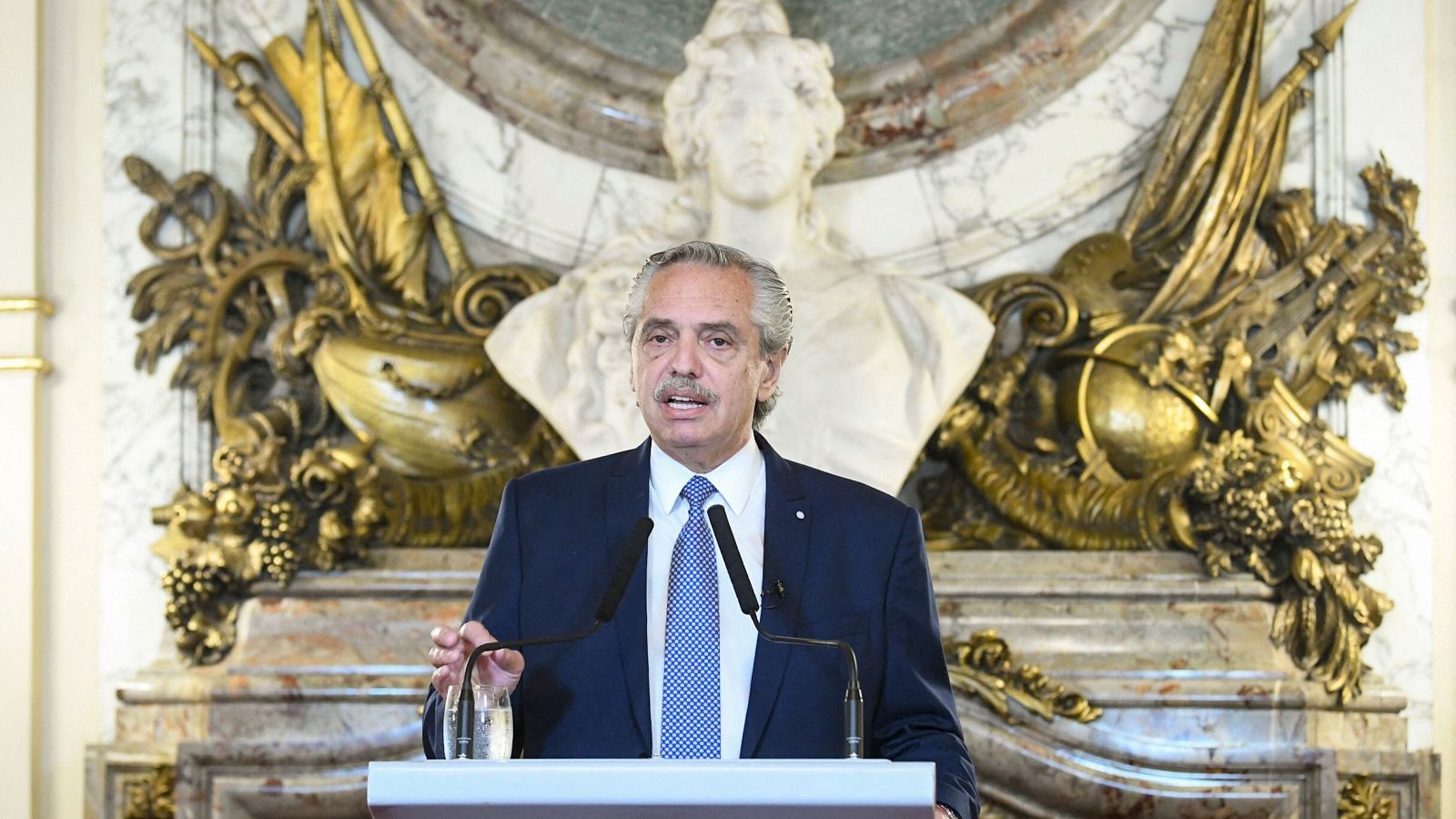 Alberto Fernández habla durante un mensaje televisado en el palacio de la Casa Rosada en Buenos Aires