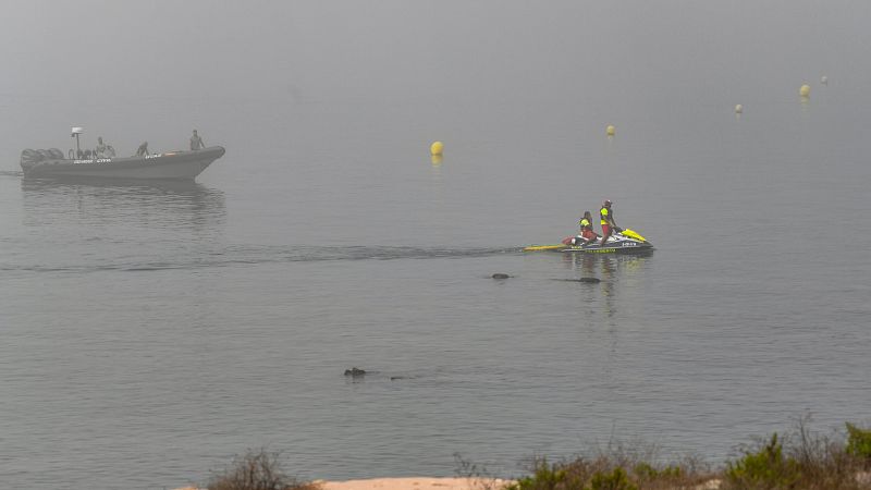 Imagen de archivo que muestra agentes vigilando uno de los espigones fronterizos de Ceuta.