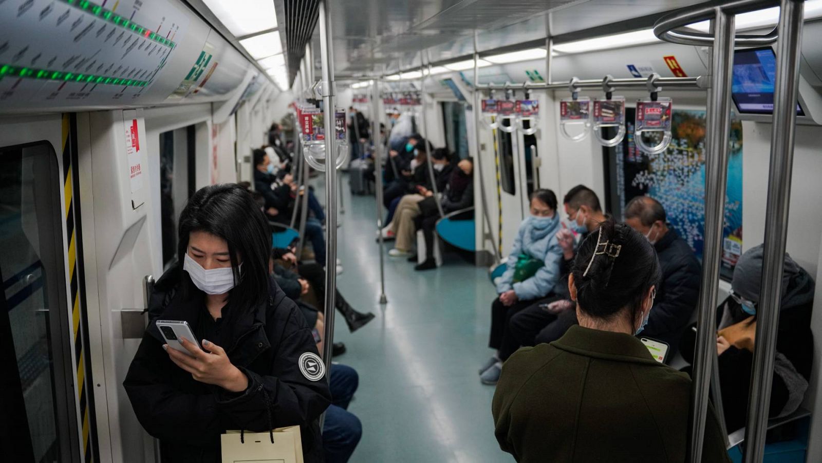 Ciudadanos de Pekín, donde ya no hace falta test negativo para montar en metro