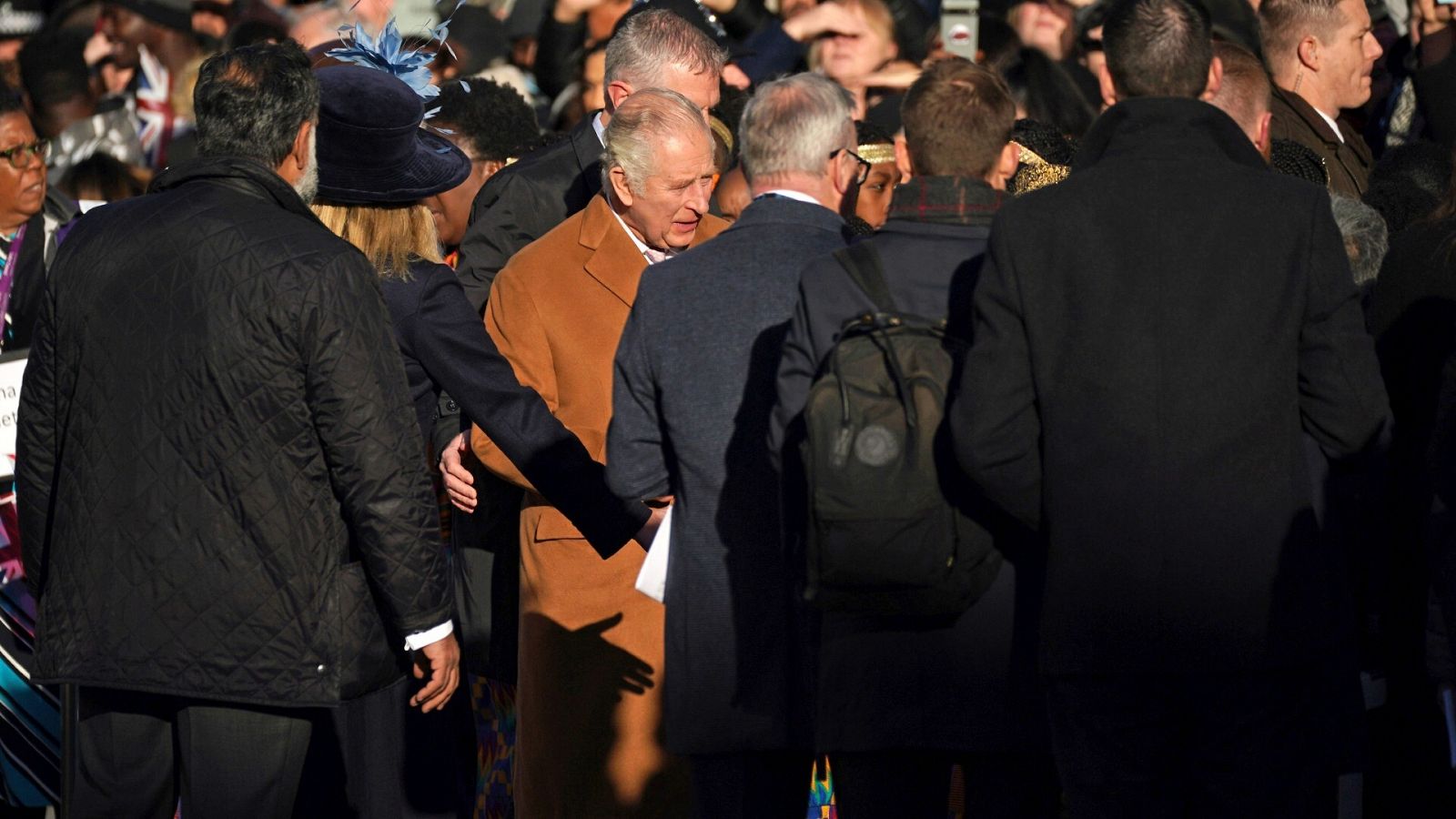 El rey Carlos III, escoltado en Luton tras ser arrojado huevos