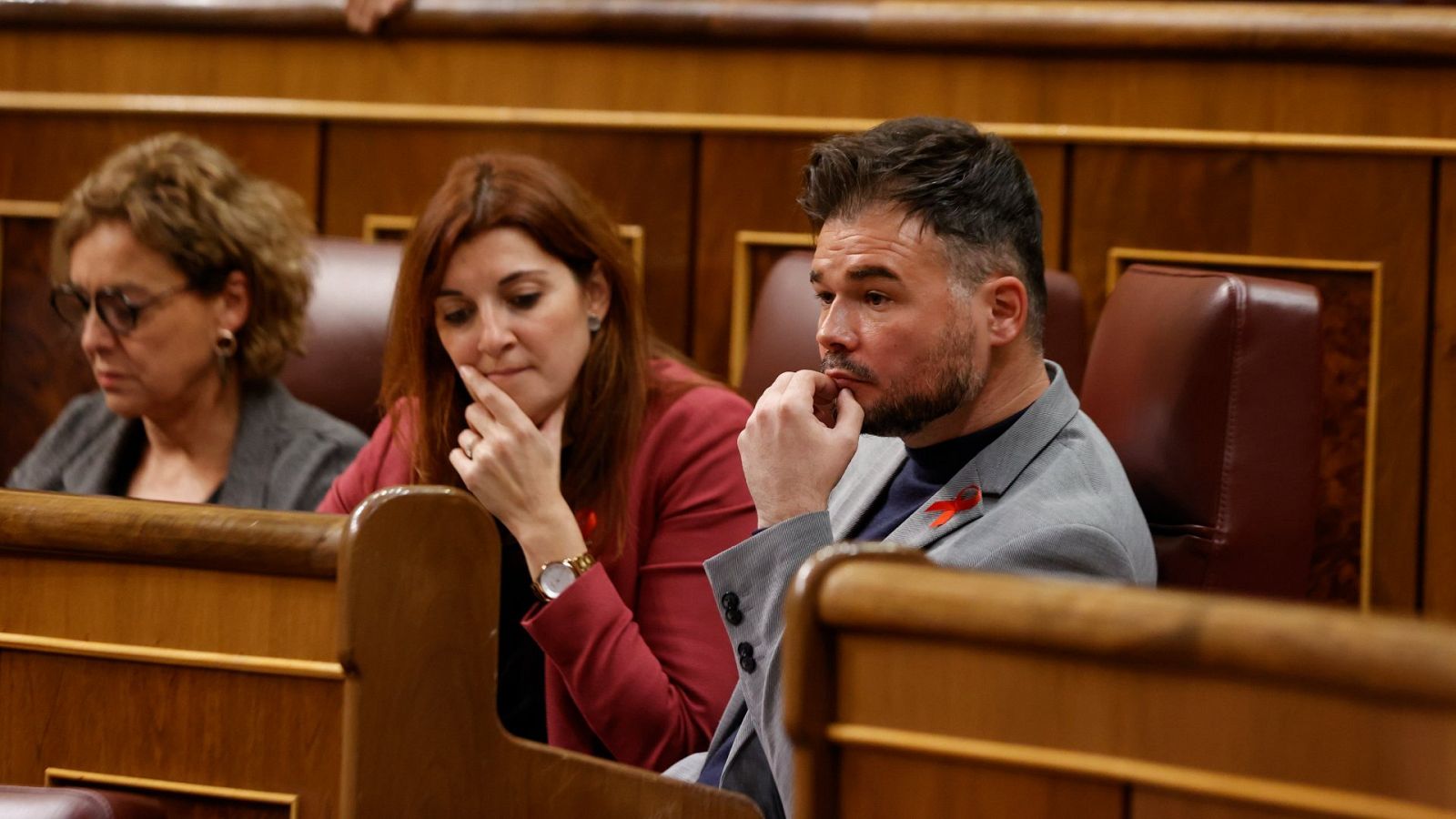 El portavoz de ERC ene l Congreso Gabriel Rufián (d) y la diputada de ERC Carolina Telechea (2d)