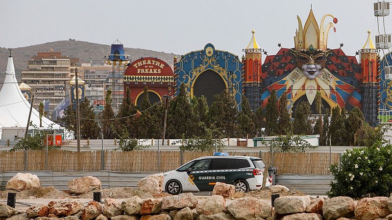 Imagen tomada desde el exterior del recinto del escenario principal del Festival en agosto. Se ven decoraciones y máscaras de temática circense.