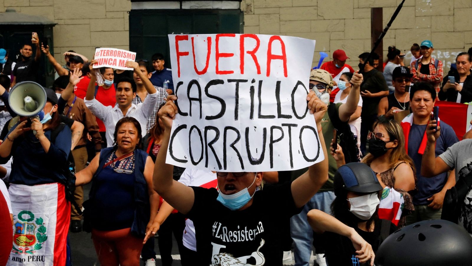 Un grupo de personas se manifiesta en Lima, Perú, contra el expresidente Pedro Castillo