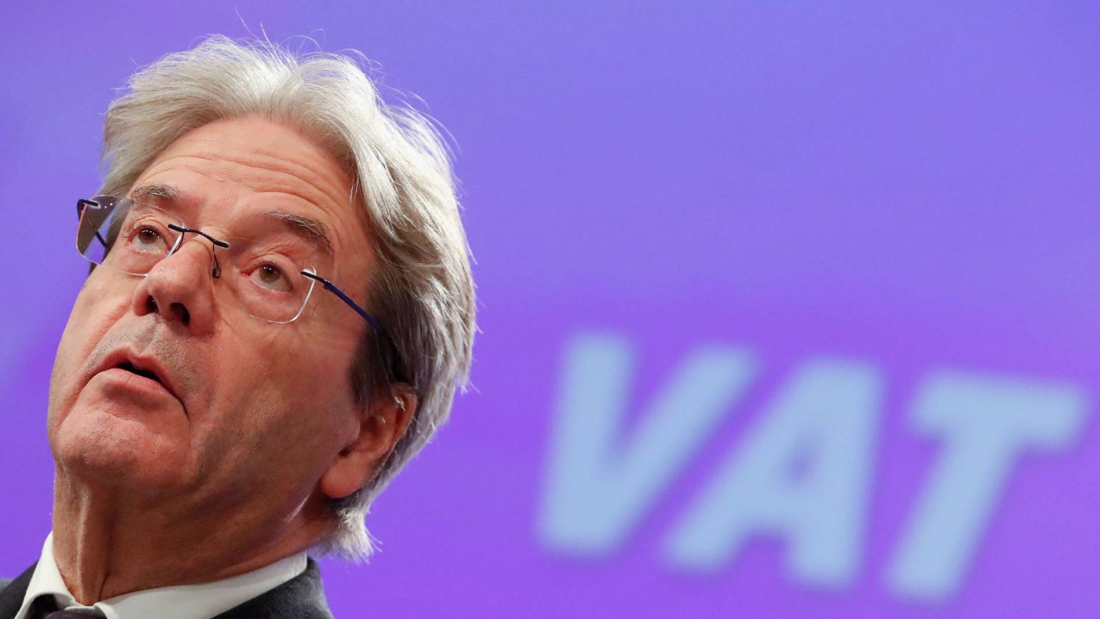 El comisario de Economía, Paolo Gentiloni, explica las propuestas para adaptar el IVA a la era digital