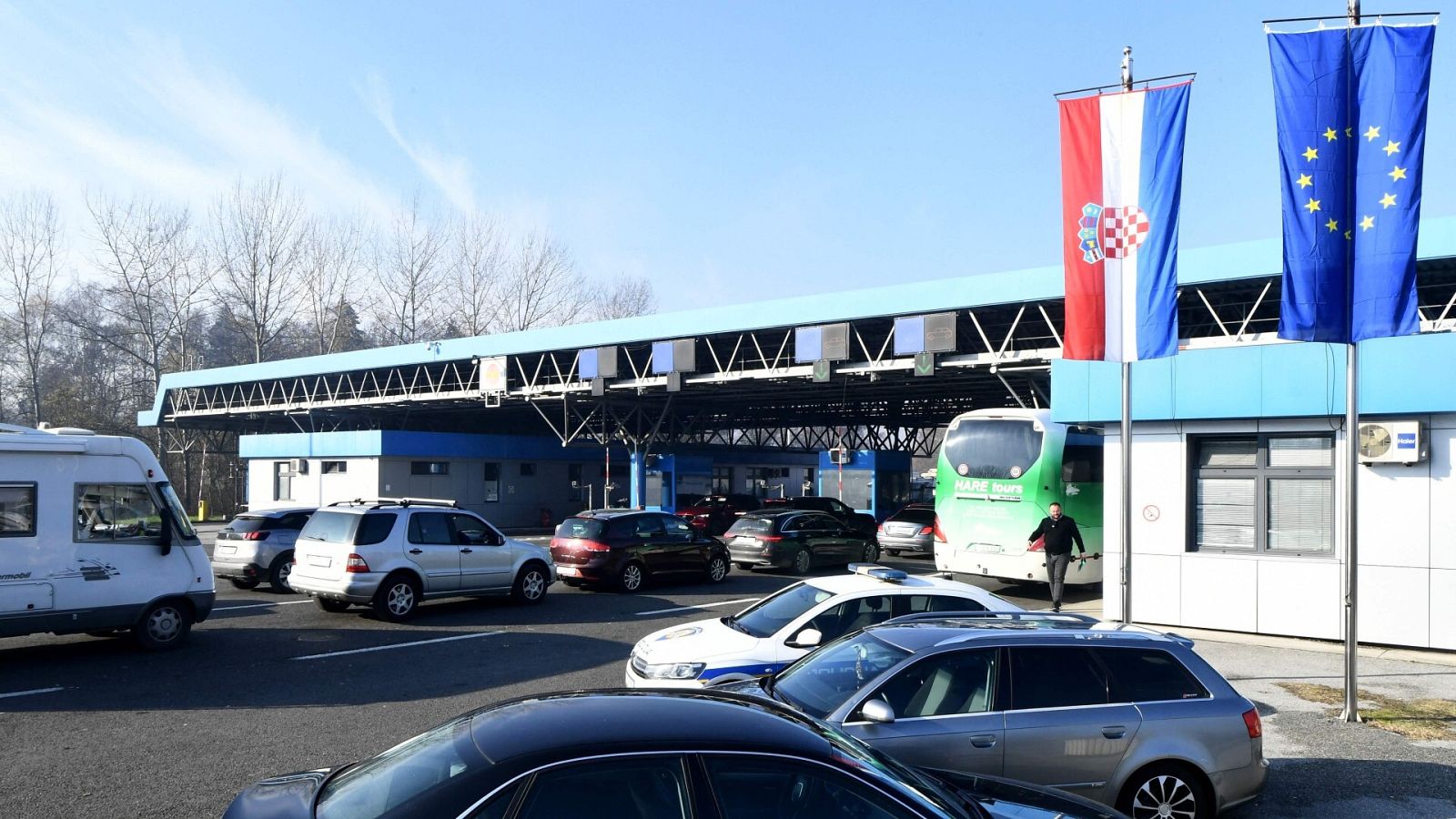 Vehículos haciendo cola en la frontera croata con Bosnia y Herzegovina en Stara Gradiska.