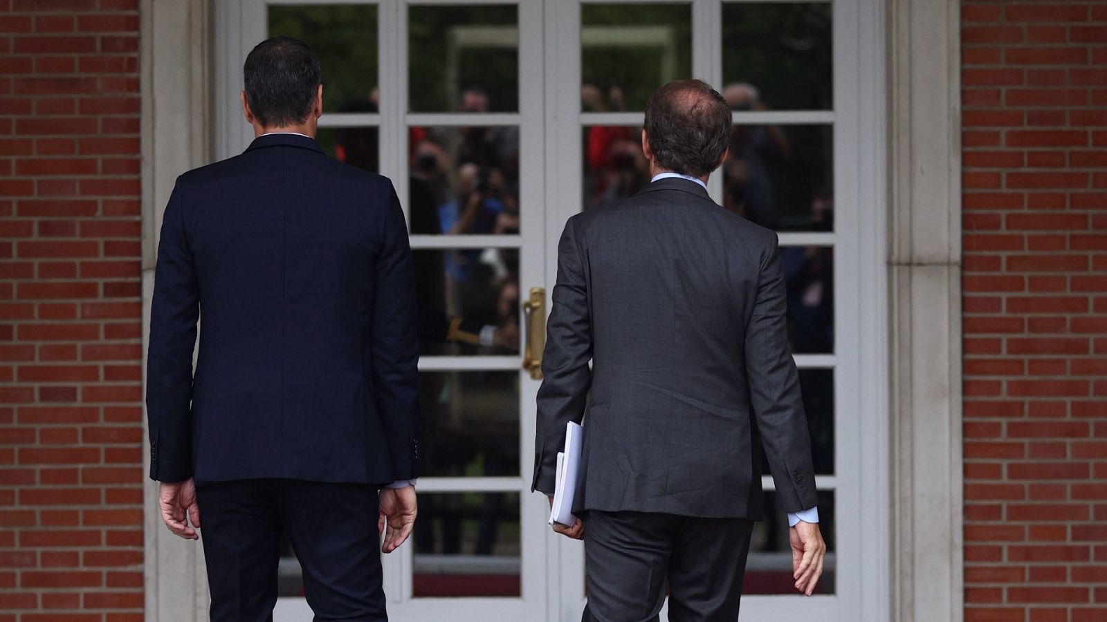 El presidente del Gobierno, Pedro Sánchez (i) y el presidente del Partido Popular, Alberto Núñez Feijóo (d)