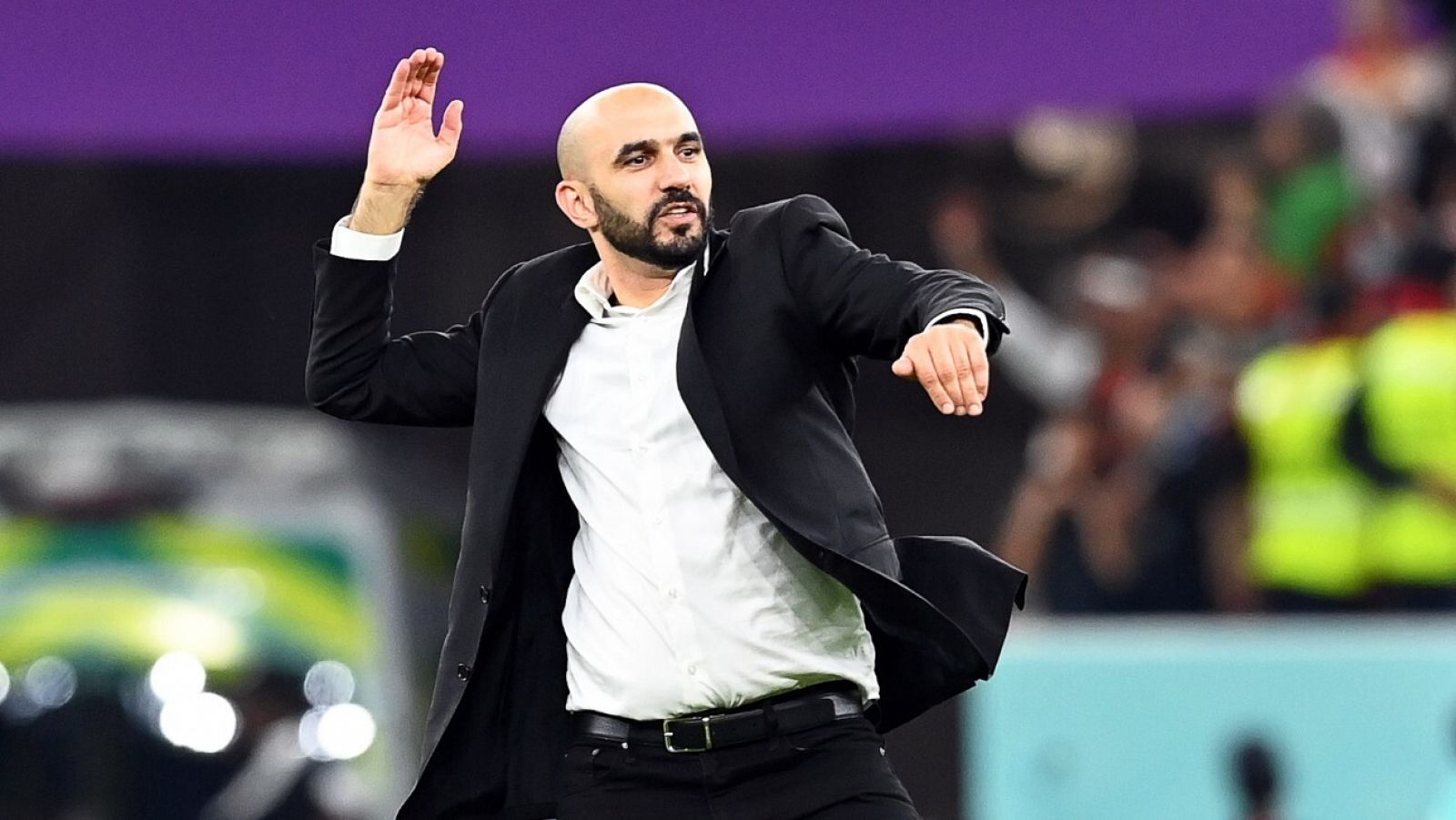 El seleccionador de Marruecos, Walid Regragui, celebra el pase de su equipo a las semifinales de Qatar.