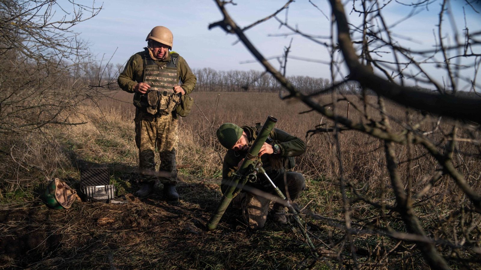 Soldados ucranianos que se preparan para un ataque