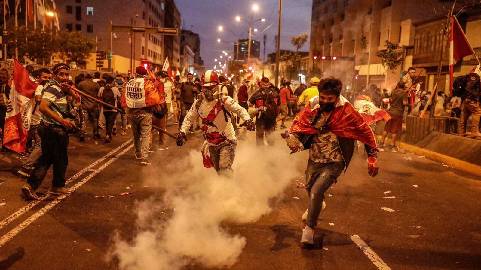 Cientos de personas se manifiestan en contra del Congreso en Lima, Perú.