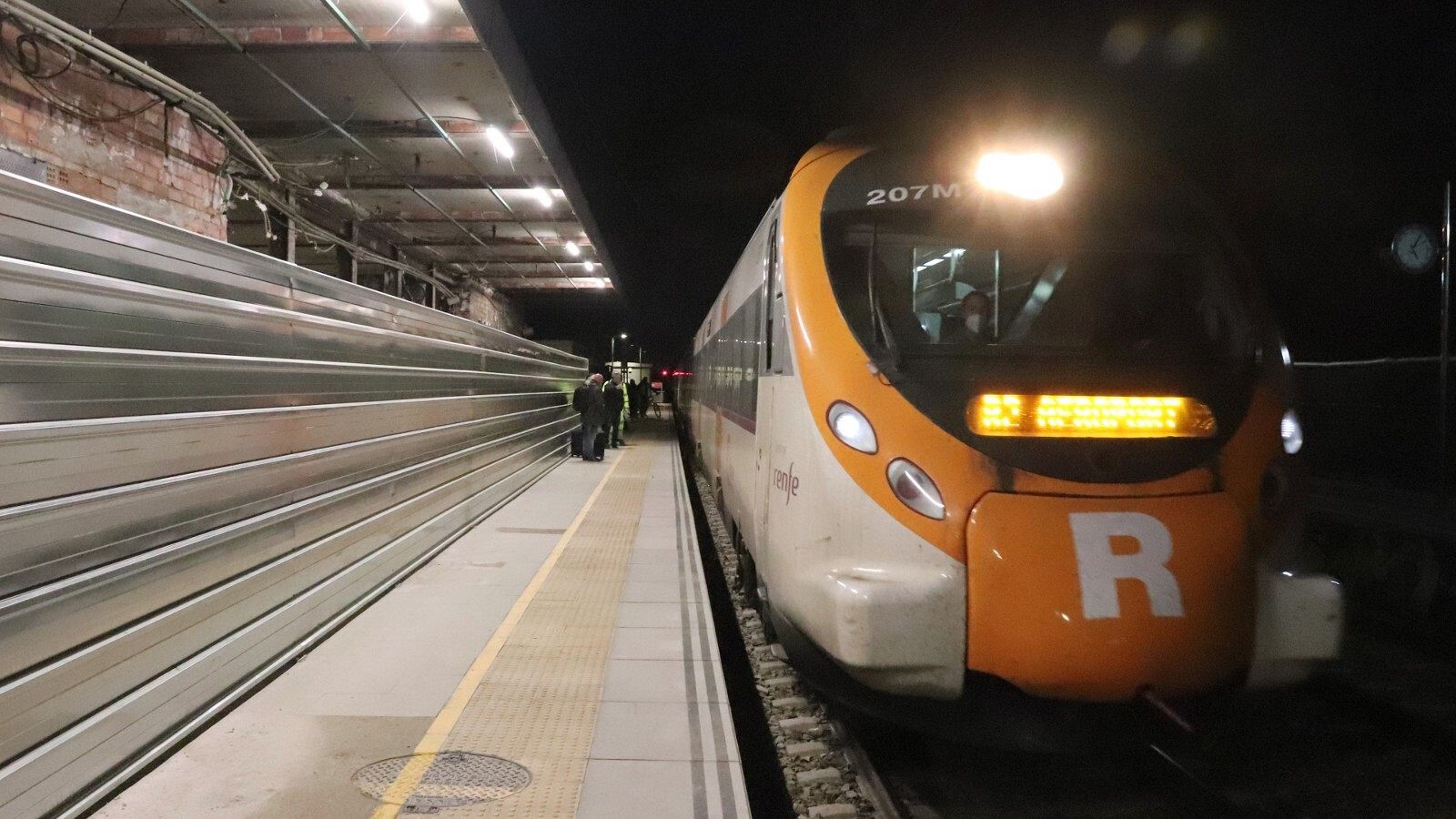 El primer tren de la línia R2 de Rodalies arriba a la nova estació de Sant Andreu