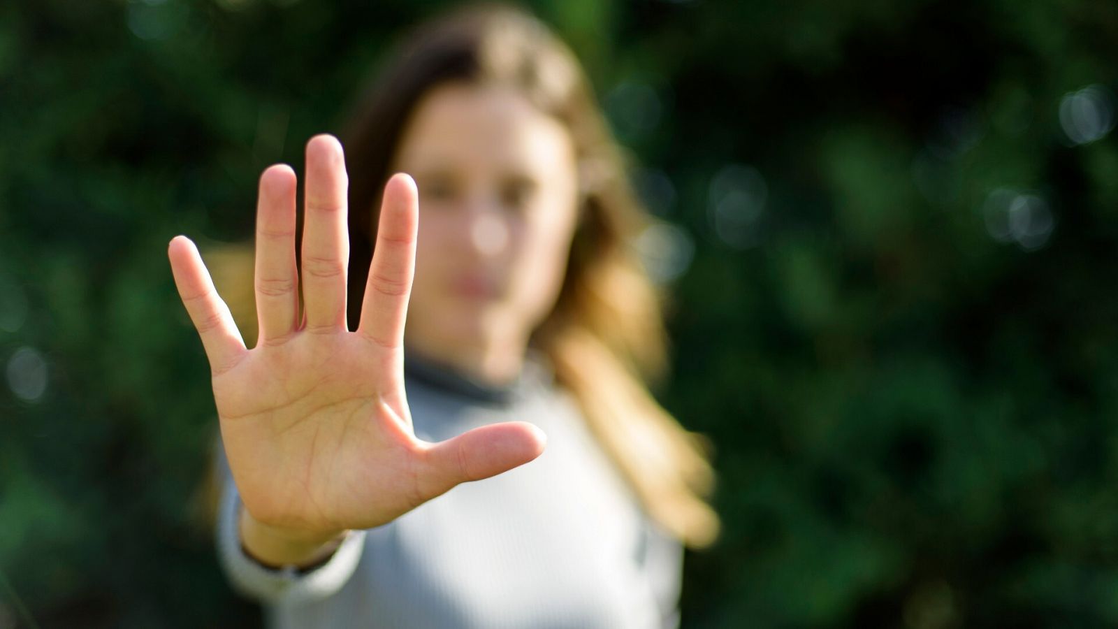 Una mujer enseña la palma de su mano como símbolo contra la violencia machista